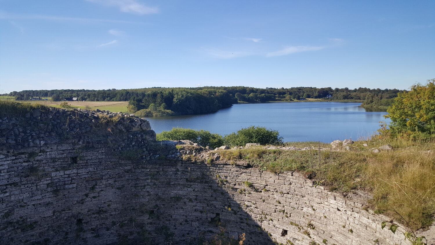 Bastruptårnet — ruinen af det runde middelaldertårn ved Bastrup sø