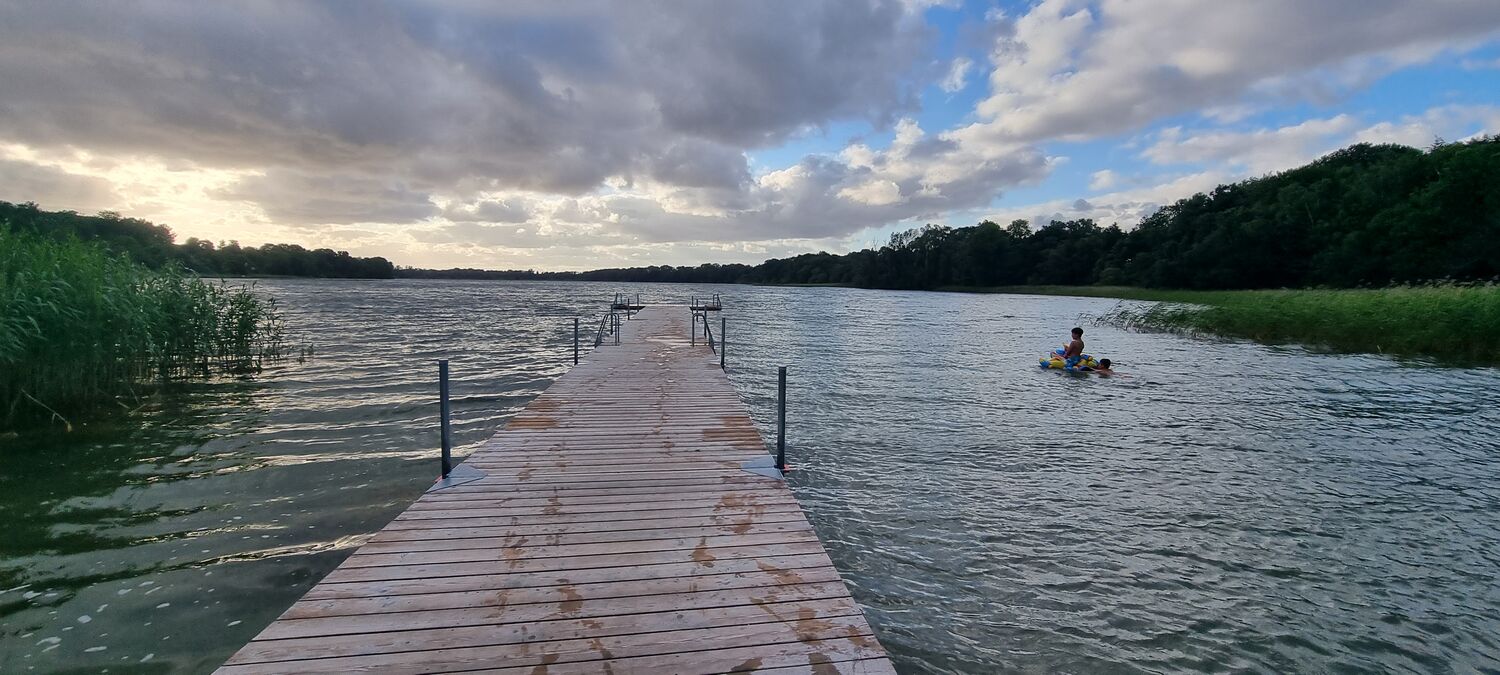 Badebro ved Buresø i aftenlys