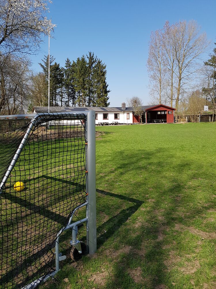 Boldbane med fodboldmål på grunden